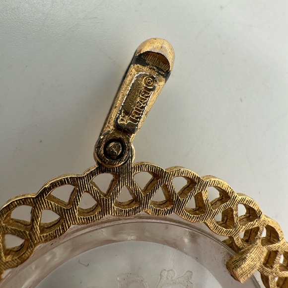 Vintage Trifari gold tone and etched glass Gemini twins pendant - Picture 5 of 6